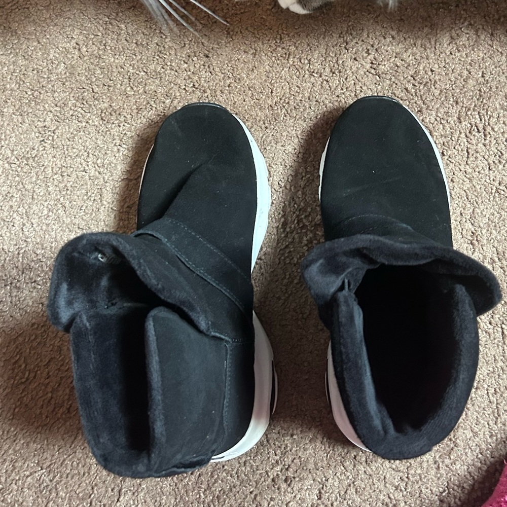 Sketchers woman’s size 6 black boots